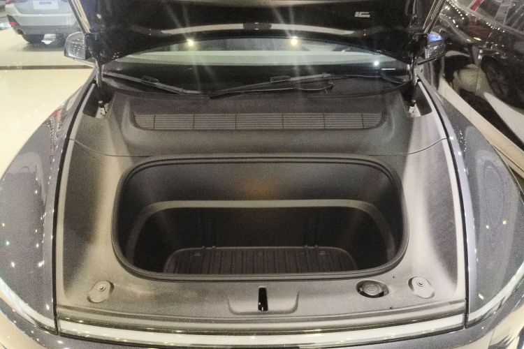 Tesla Model Y 2025 #20 Tesla Model Y 2025 car image #20