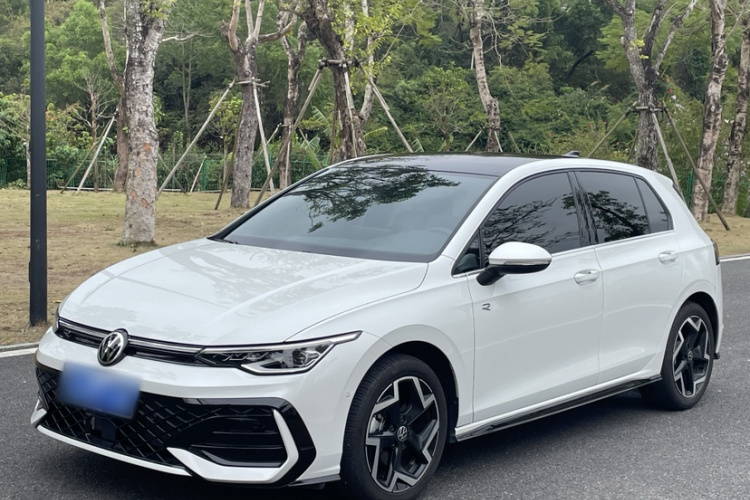 Volkswagen Golf 2025 car image #2