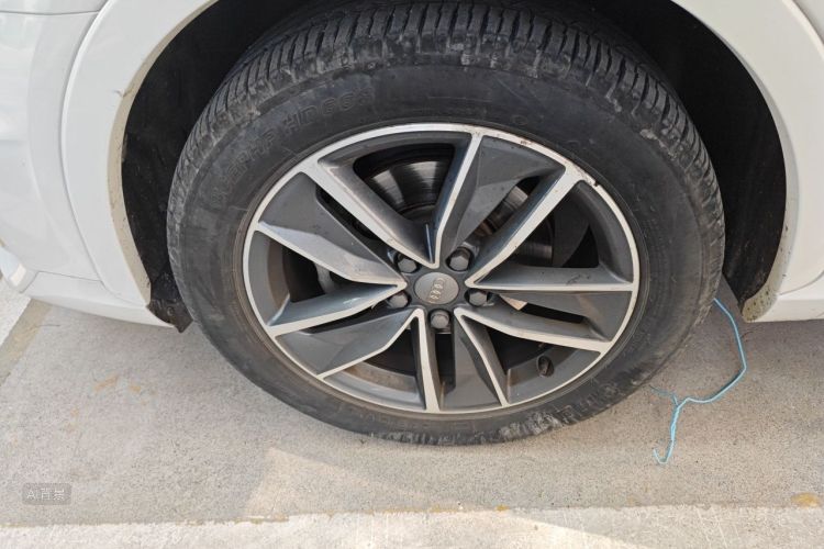 Audi Q3 2019 car image #9