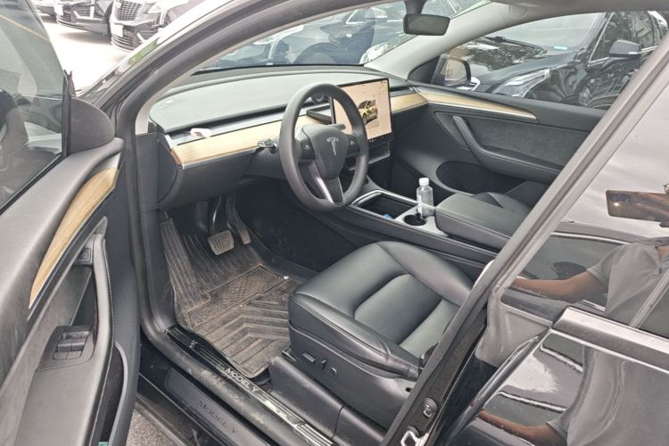 Tesla Model Y 2022 car image #16