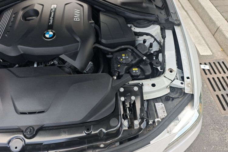 BMW 3 Series 2018 car image #23