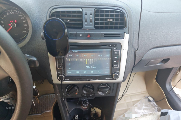 Volkswagen Polo 2015 car image #15