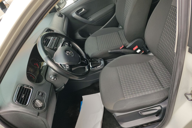 Volkswagen Polo 2017 car image #15