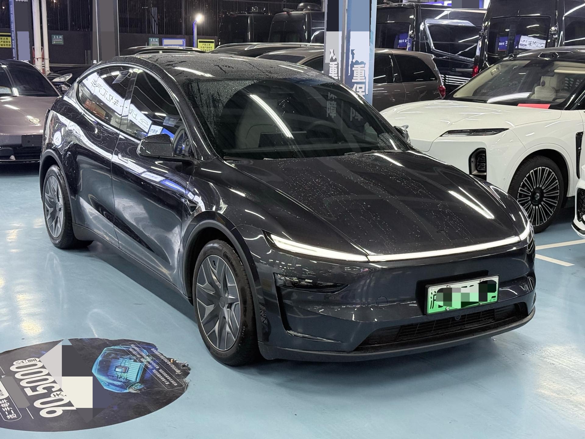 Tesla Model Y L 2025 #2 Tesla Model Y L 2025 car image #2