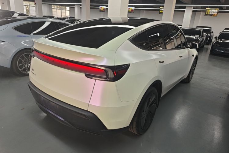 Tesla Model Y 2025 #7 Tesla Model Y 2025 car image #7