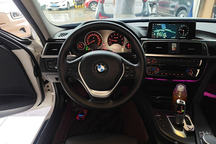 BMW 3 Series 2019 car image #11