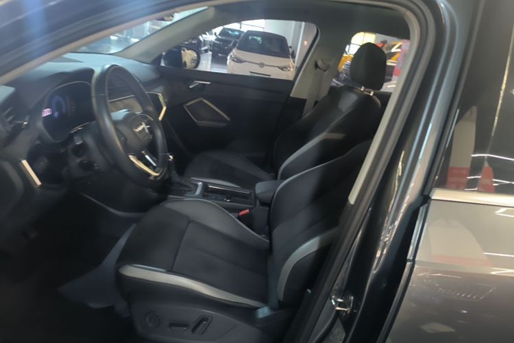 Audi Q3 2019 car image #15