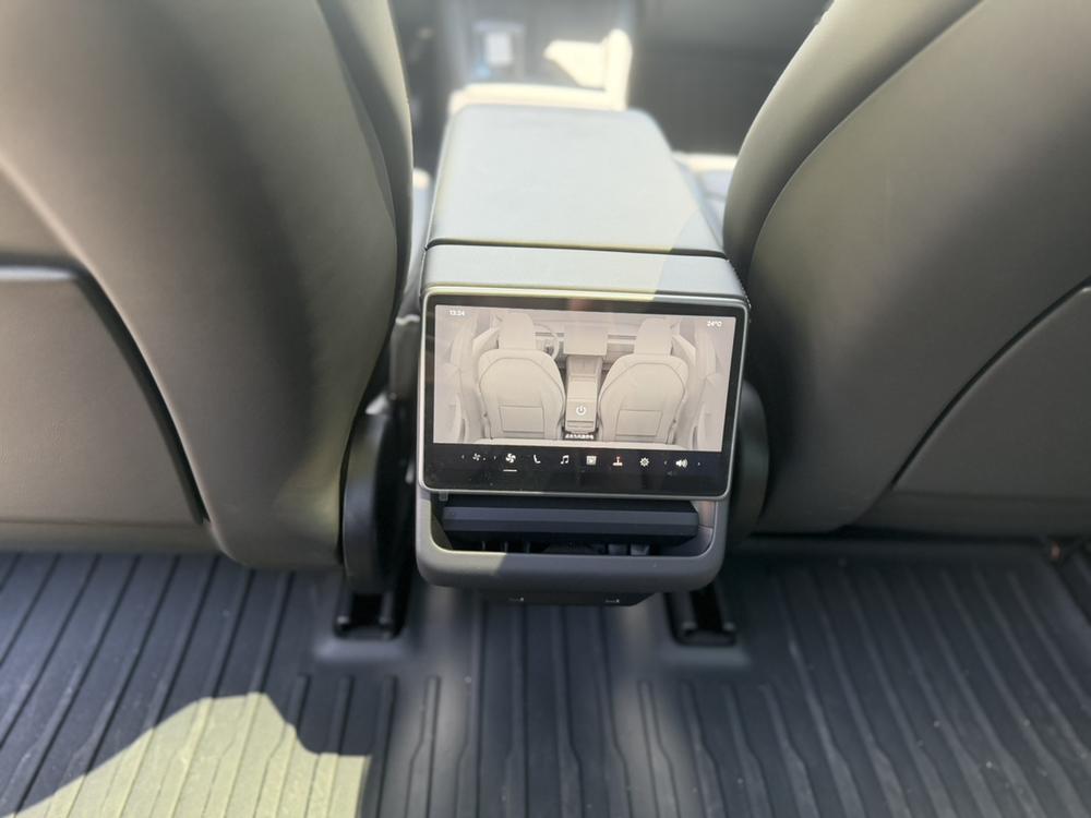 Tesla Model 3 2026 immagine di auto #11