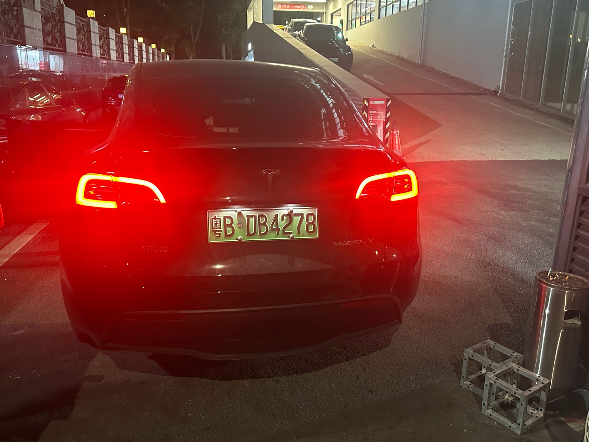 Tesla Model Y 2022 #5 Tesla Model Y 2022 car image #5