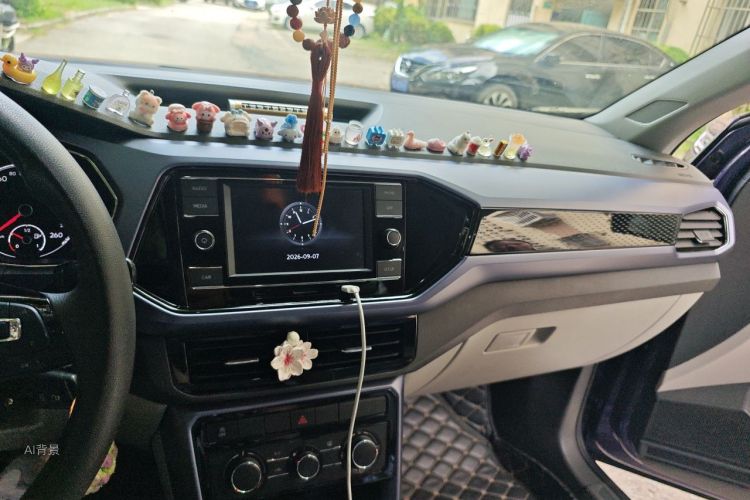 Volkswagen T-Cross 2019 car image #15