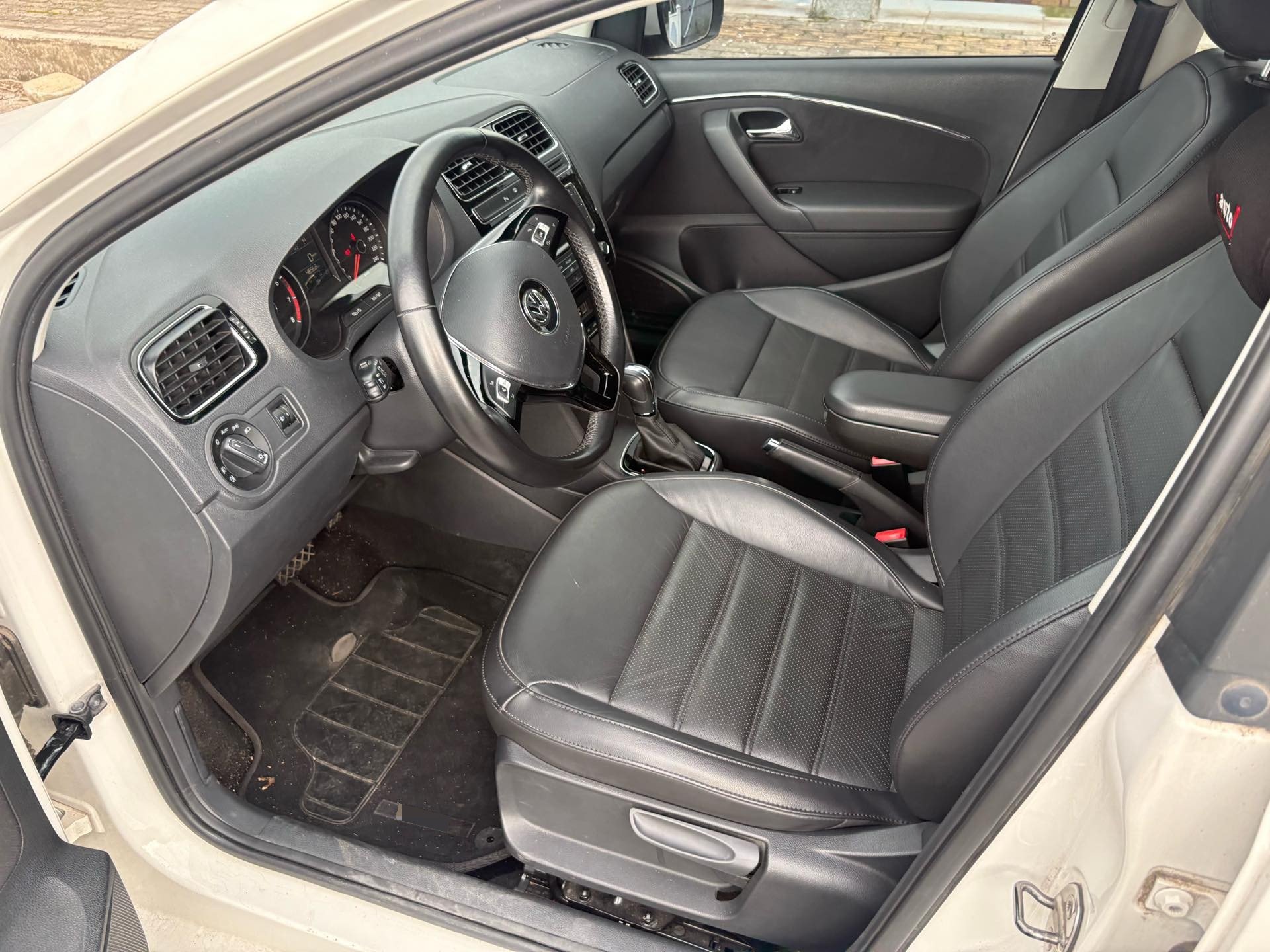 Volkswagen Polo 2015 car image #5