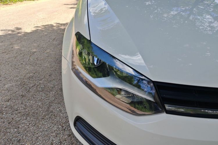 Volkswagen Polo 2015 car image #8