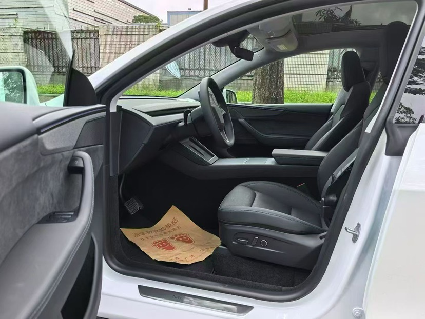 Tesla Model Y 2026 imagen de coche #4