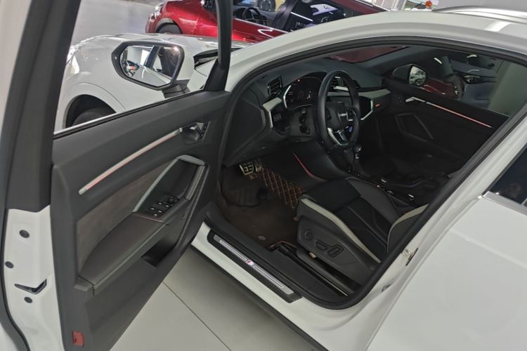 Audi Q3 2024 car image #12