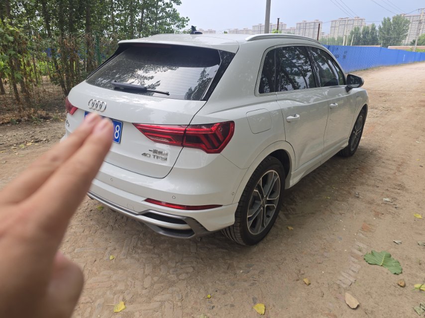Audi Q3 2022 car image #3