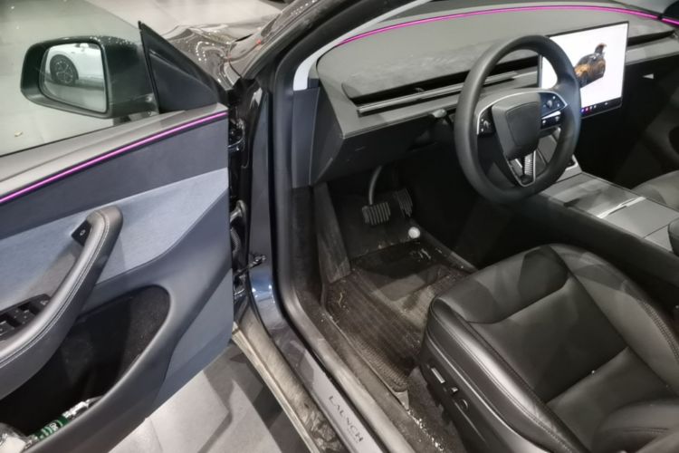 Tesla Model Y 2025 #12 Tesla Model Y 2025 car image #12