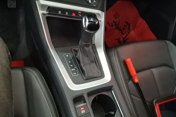 Audi Q3 2020 car image #14