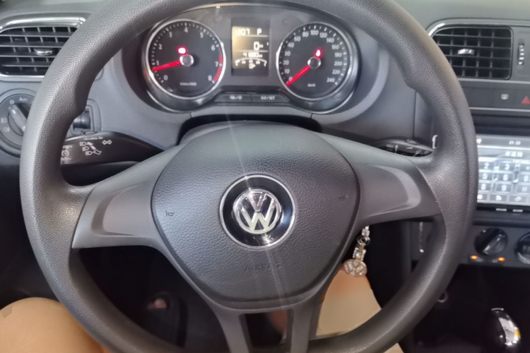 Volkswagen Polo 2015 car image #11