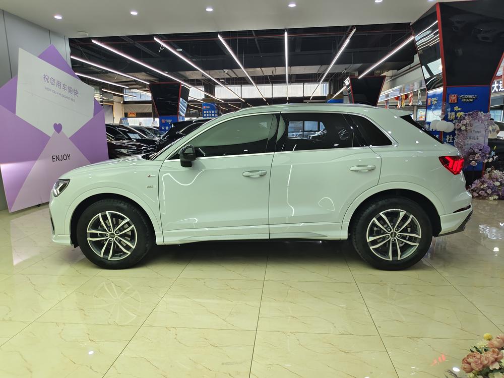 Audi Q3 2023 car image #4