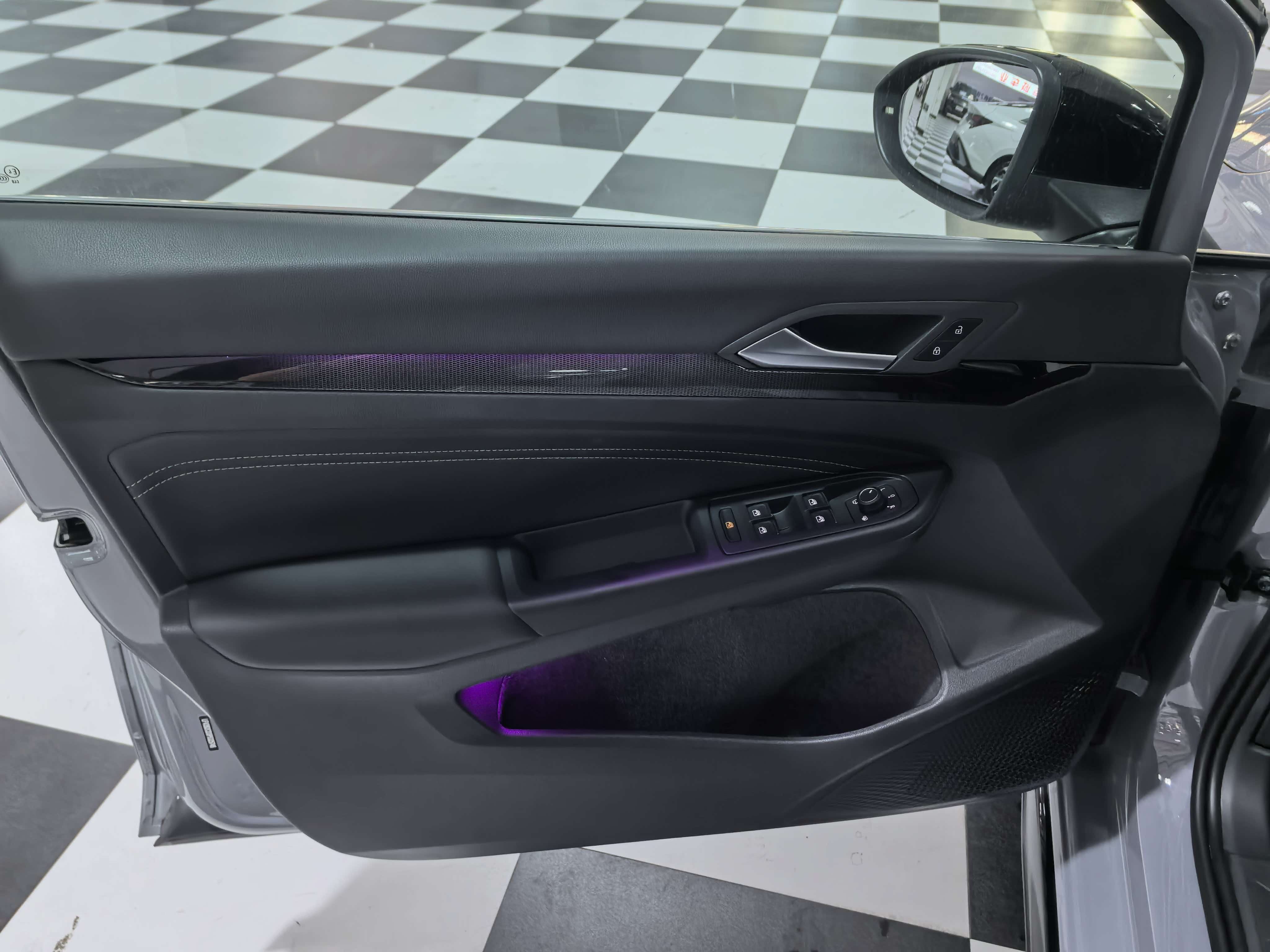 Volkswagen Golf 2023 car image #13