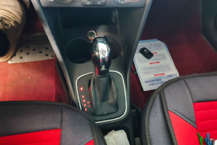 Volkswagen Polo 2015 car image #14