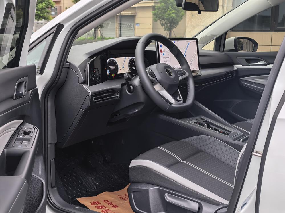 Volkswagen Golf 2025 car image #19