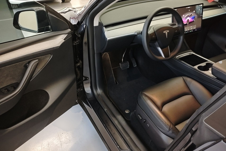 Tesla Model Y 2024 #12 Tesla Model Y 2024 car image #12