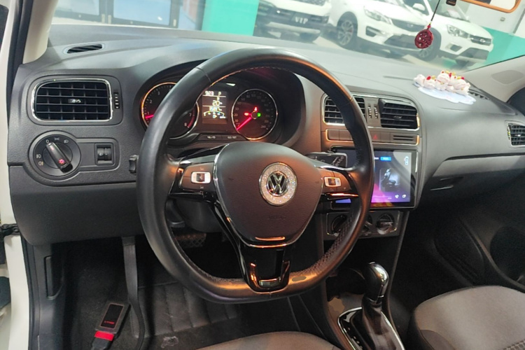 Volkswagen Polo 2018 car image #11
