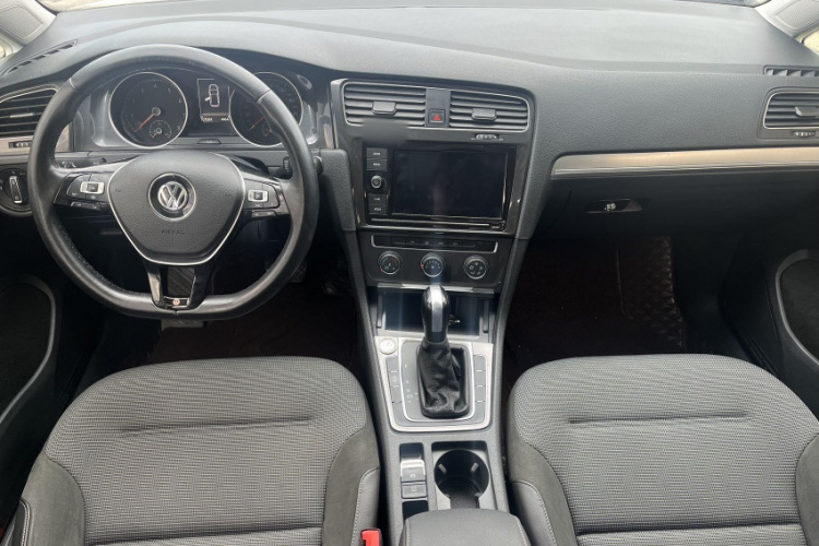 Volkswagen Golf 2019 car image #11