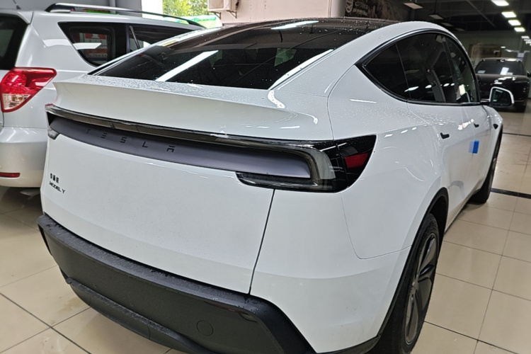 Tesla Model Y 2026 immagine di auto #7