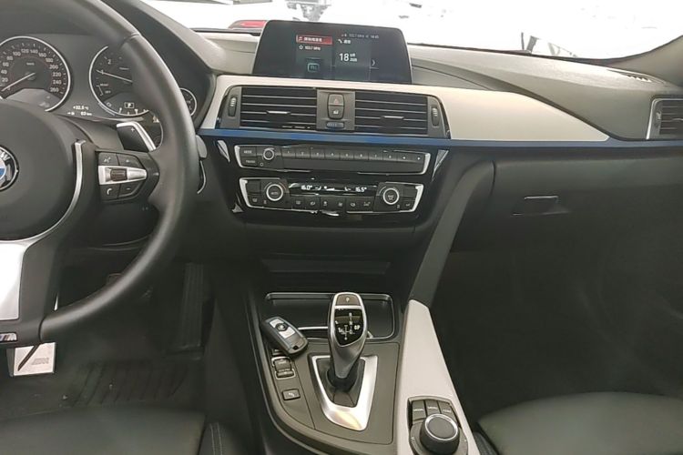 BMW 3 Series 2018 car image #17