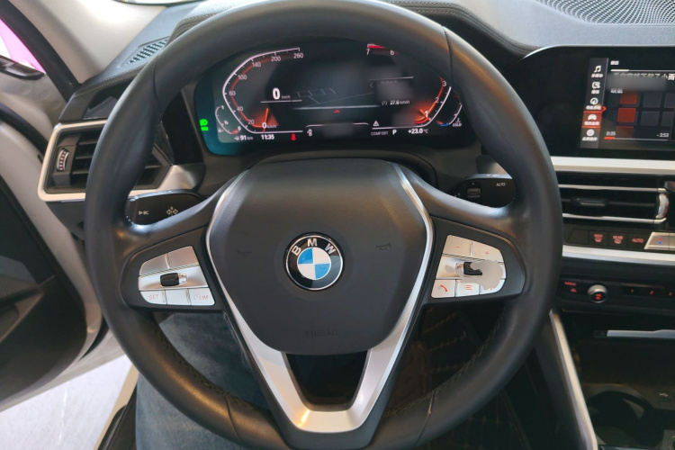 BMW 3 Series 2019 car image #11