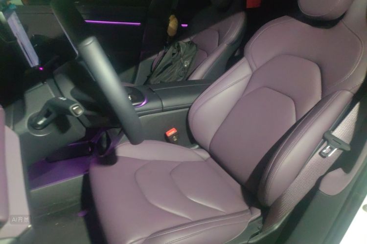 MI SU7 2025 immagine di auto #17