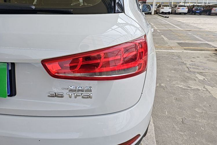 Audi Q3 2015 car image #8