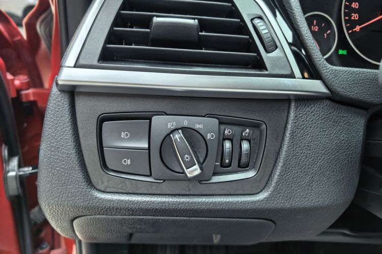 BMW 3 Series 2018 car image #26