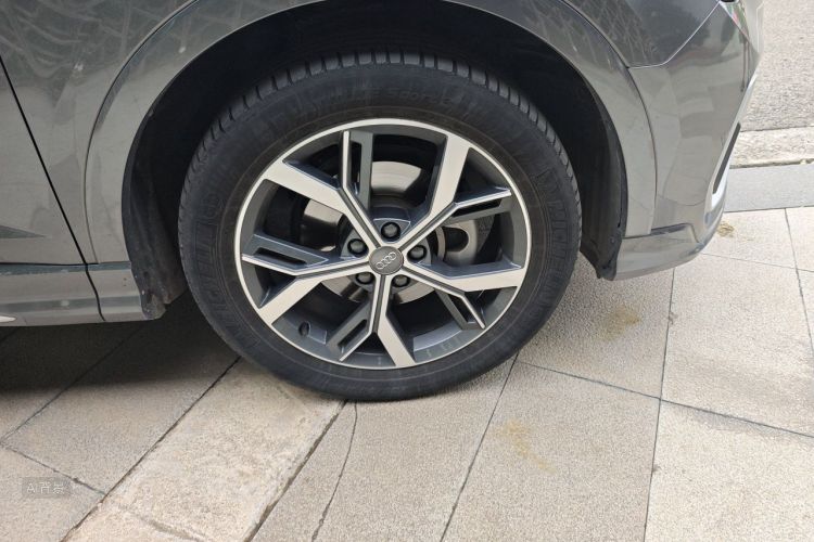 Audi Q3 2021 car image #9