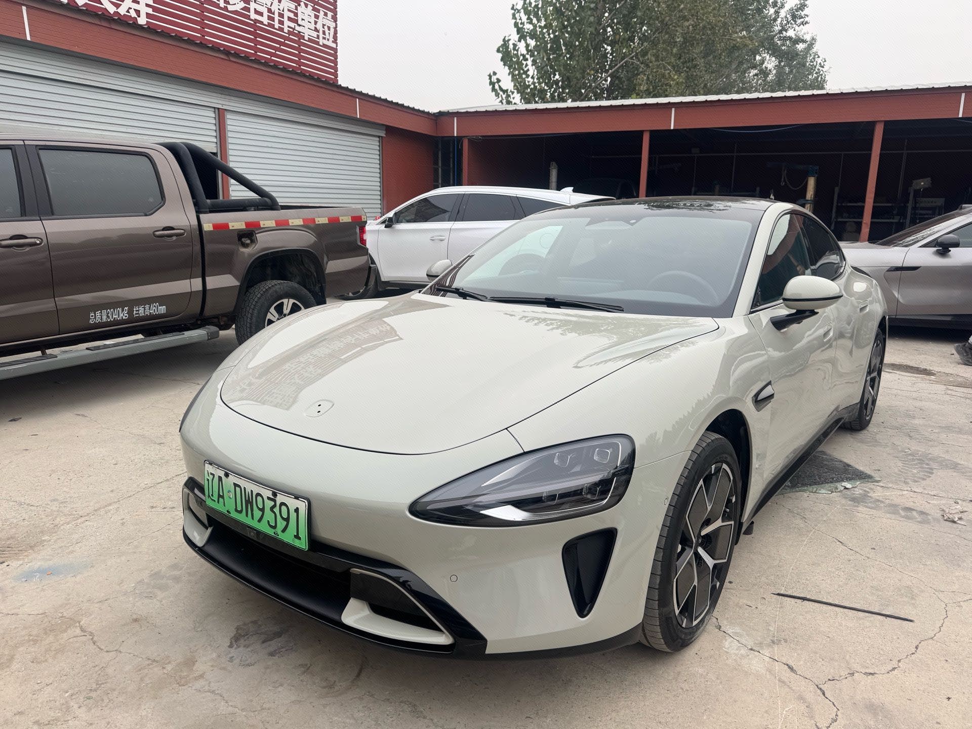 MI SU7 2025 immagine di auto 