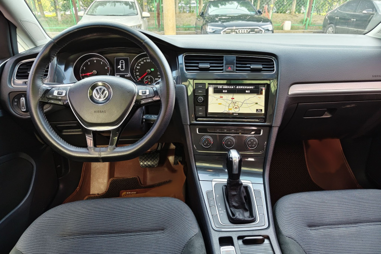 Volkswagen Golf 2019 car image #9