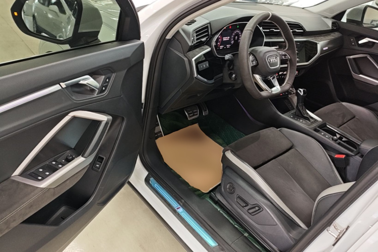 Audi Q3 2021 car image #16