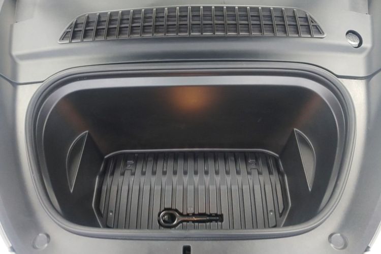 Tesla Model Y 2021 car image #22