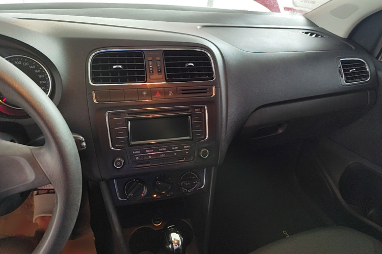 Volkswagen Polo 2016 car image #10