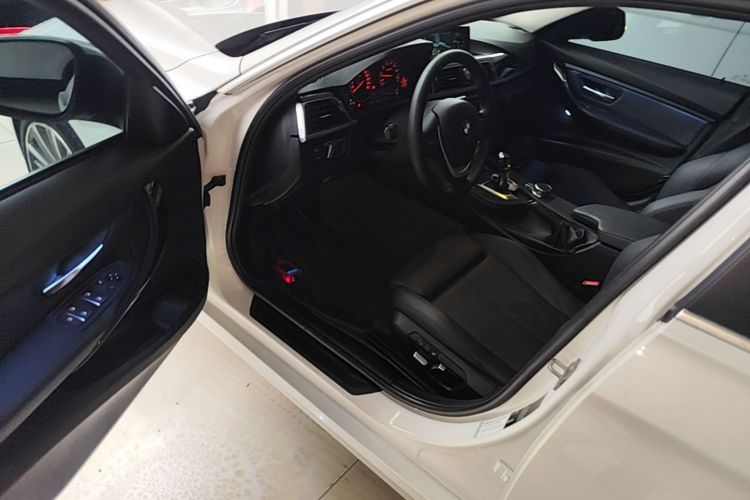 BMW 3 Series 2019 car image #16