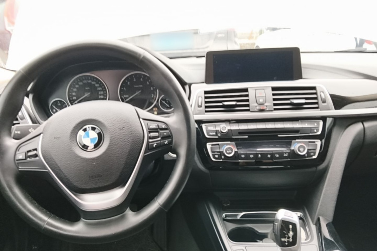 BMW 3 Series 2019 car image #11