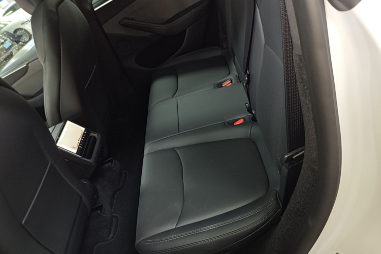 Tesla Model Y 2026 immagine di auto #17