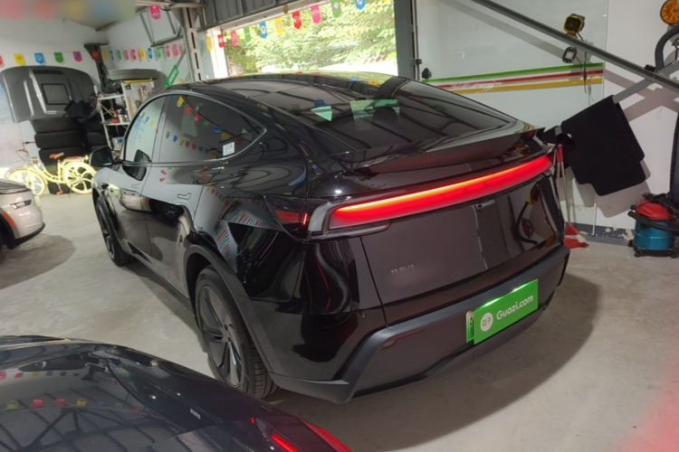 Tesla Model Y 2025 car image #5