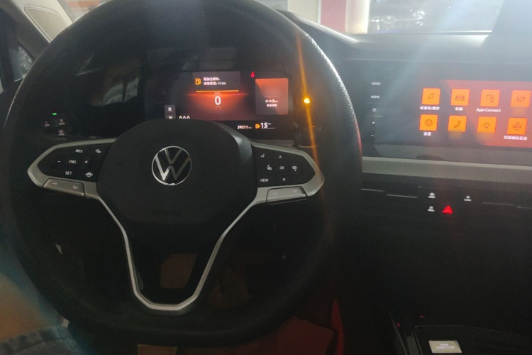 Volkswagen Golf 2023 car image #10