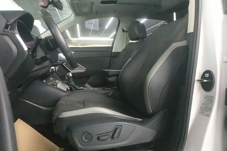Audi Q3 2021 car image #19