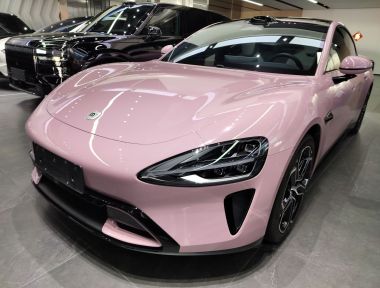 MI SU7 2024 immagine di auto 