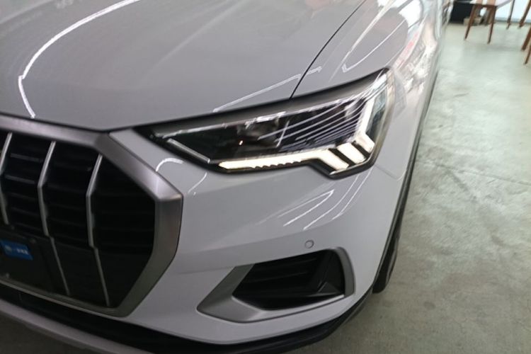 Audi Q3 2020 car image #23