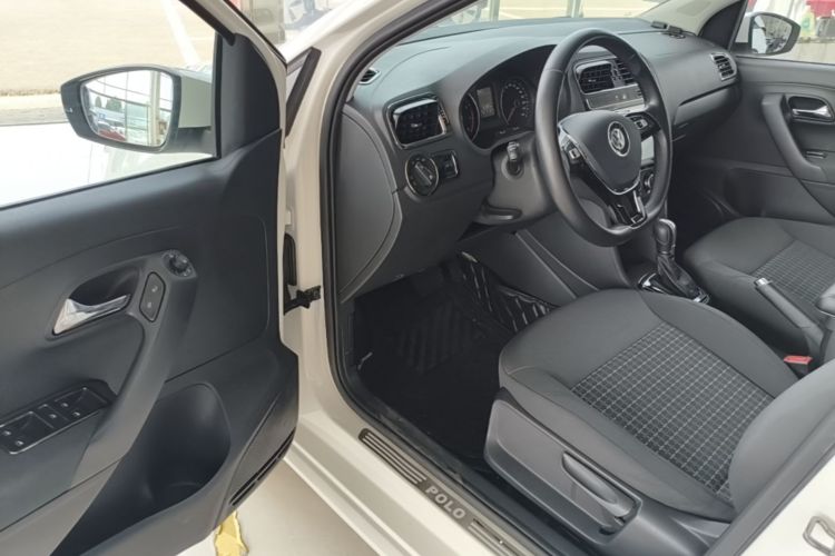 Volkswagen Polo 2017 car image #16